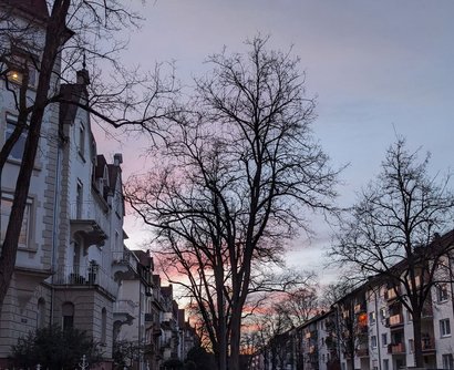 Straßenzug in winterlicher Dämmerung